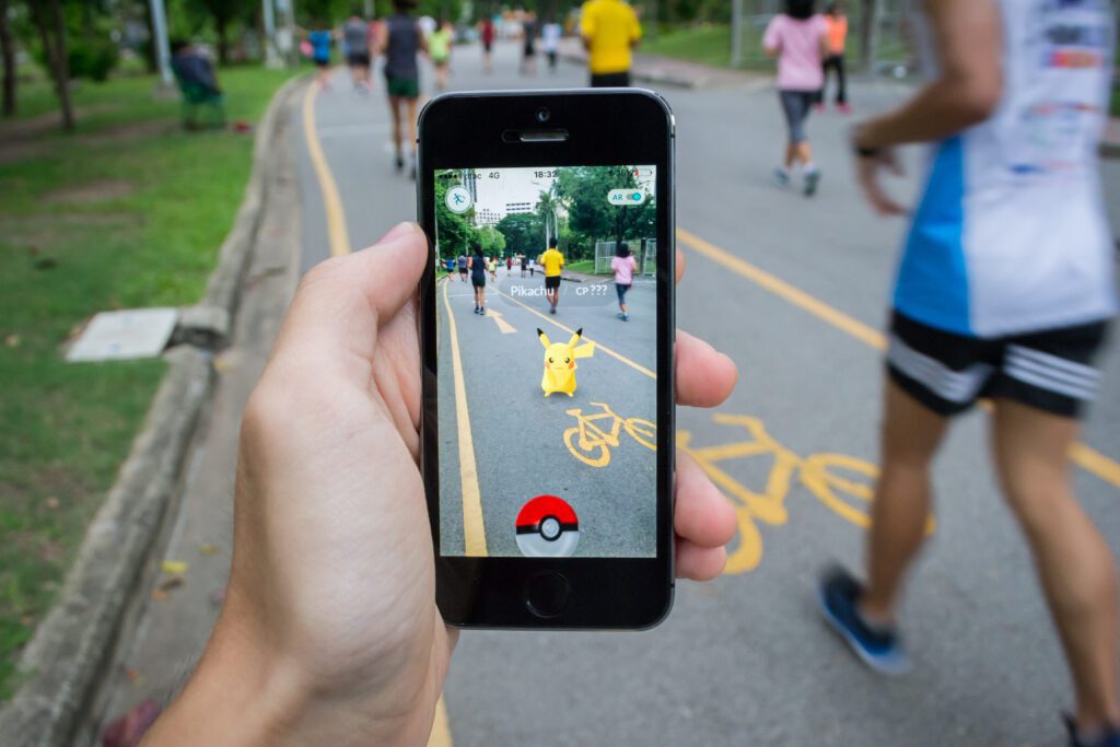 perso playing pokemon go during race